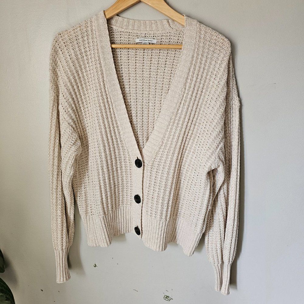 EUC AMERICAN EAGLE OUTFITTERS V NECK BUTTON DOWN CREAM CARDIGAN SIZE S